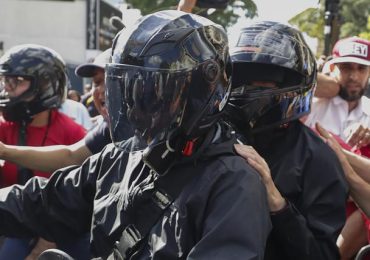 Partido opositor denuncia la detención del motorista que trasladaba a Machado en protesta