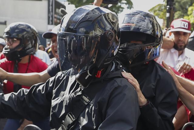 Partido opositor denuncia la detención del motorista que trasladaba a Machado en protesta