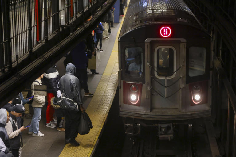 Nueva York aumentará la presencia policial en el metro a partir del lunes