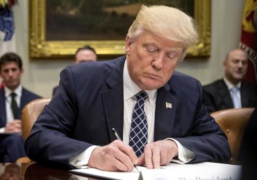 Trump ordena retirar a Estados Unidos de la OMS