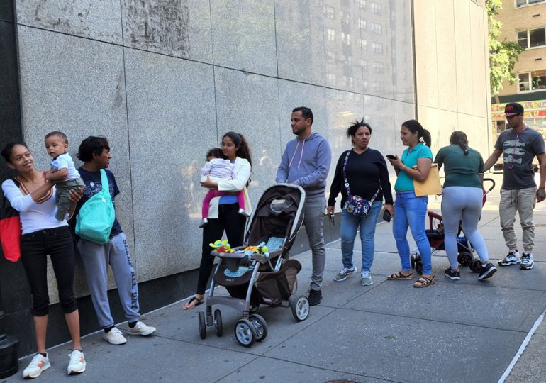 EE.UU. congela la entrega de fondos federales para ONGs que atienden a migrantes