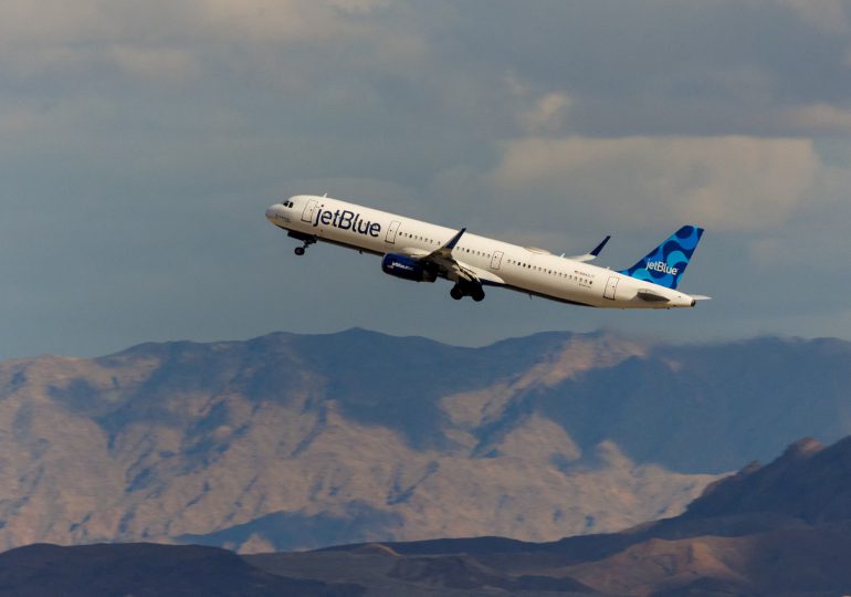 EE.UU. multa con dos millones de dólares a JetBlue por los retrasos de sus vuelos