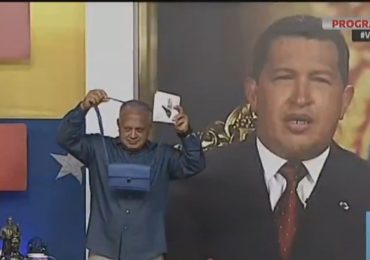 Diosdado Cabello muestra cartera azul de María Corina y desmiente acusaciones