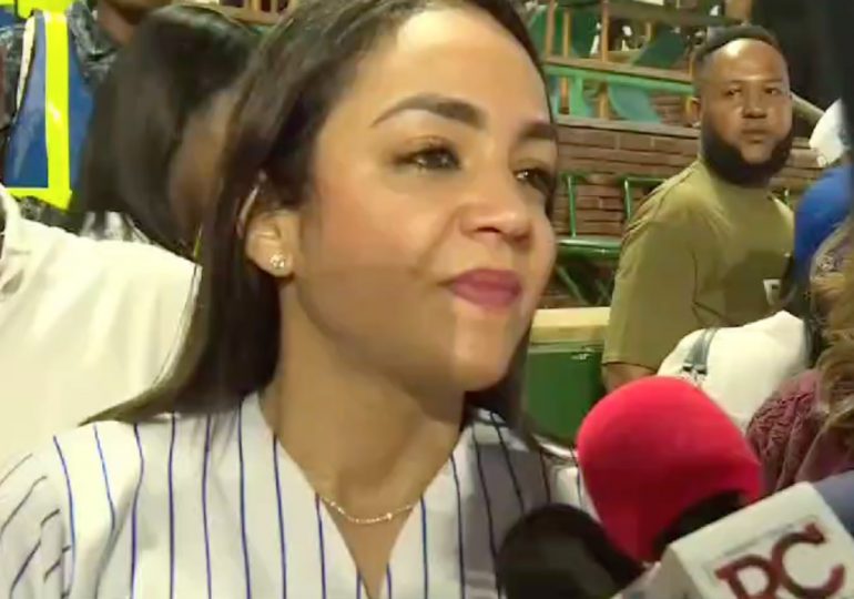 "Licey campeón": Faride lanza primera bola en quinto juego de la Serie Final