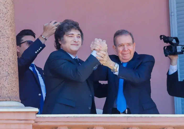 Edmundo González y Javier Milei intercambian saludos en Gala Inaugural Latina republicana previo investidura de Trump