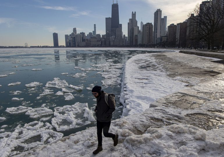 Se congela la superficie del lago Michigan en EEUU por influencia de tormenta invernal