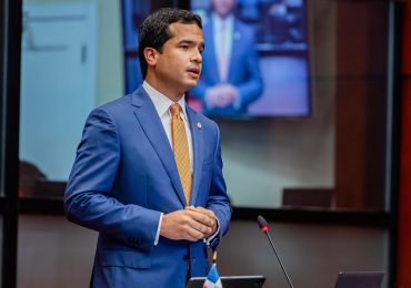 Omar Fernández celebra aprobación de su primera ley en el senado