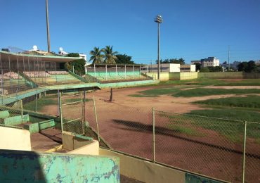 Alberto Rodríguez anuncia remodelación del Estadio La Normal y construcción de un techado en el Liceo Juan Pablo Duarte