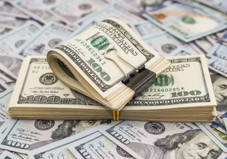 El dólar se cambia este viernes para la venta a 61.62 pesos