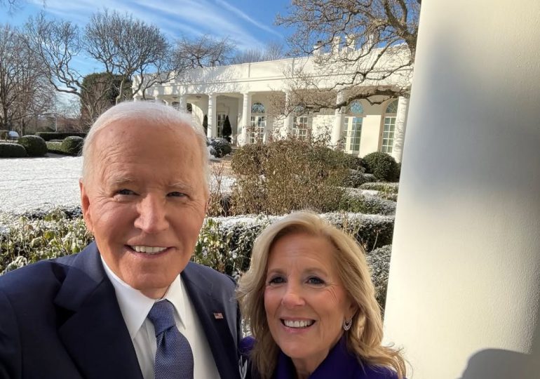 La última selfie de los Biden en la Casa Blanca: “Te queremos, América”