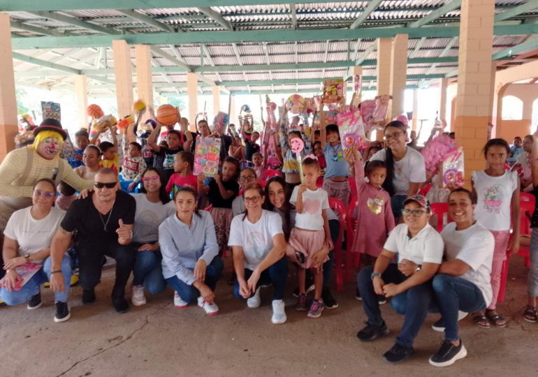 Huellas de Arcoiris lleva juguetes y sonrisas a niños de Bani