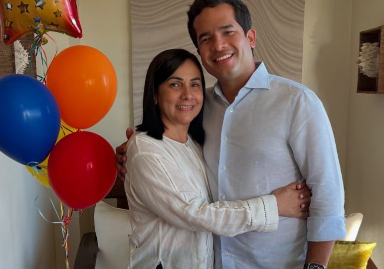 Omar Fernández celebra el cumpleaños de su madre: "Mi regalo de Reyes"