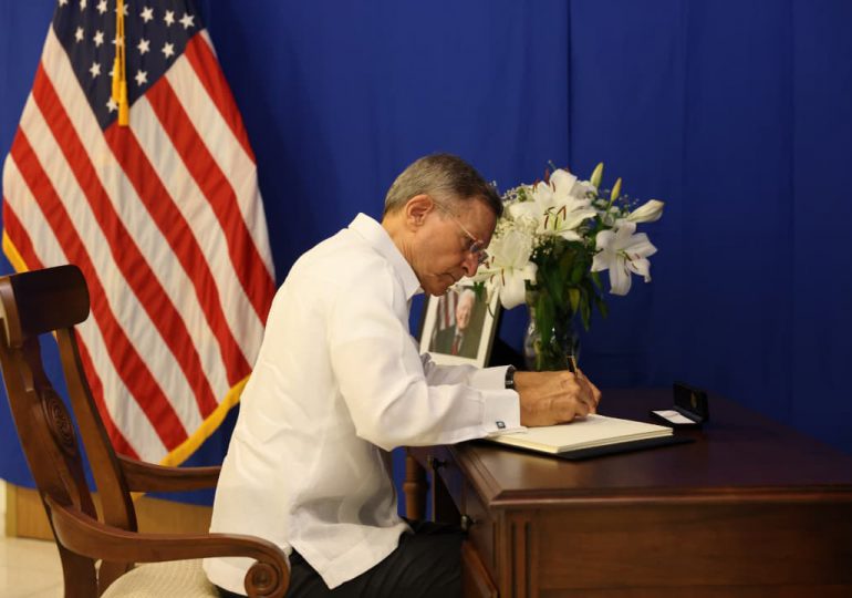 Roberto Álvarez firma libro de condolencias por fallecimiento de Jimmy Carter