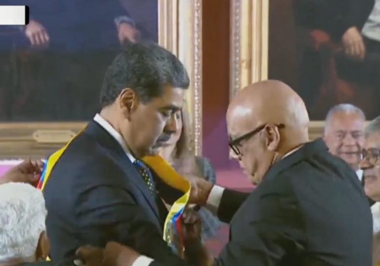 VIDEO: En medio de aplausos, colocan la banda presidencial a Nicolás Maduro