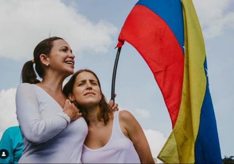 Hija de María Corina participa en protesta en París; pide mantener la fe