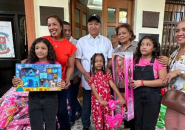 Ayuntamiento de San Cristóbal y “la vieja Belén” entregan cientos de juguetes a niños