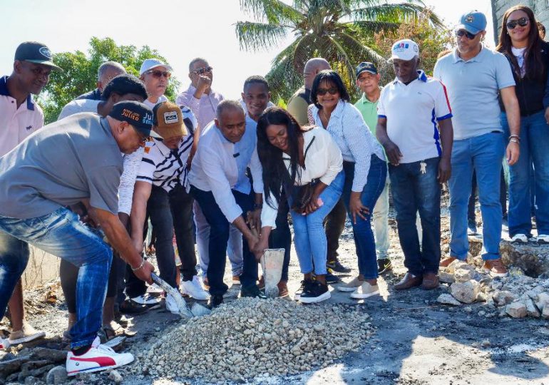 Senador Julito Fulcar inicia construcción de vivienda para familia afectada por incendio en Carretón