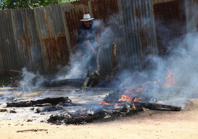 Con quemas de neumáticos y escombros protestan para exigir asfaltado de carretera en Dajabón