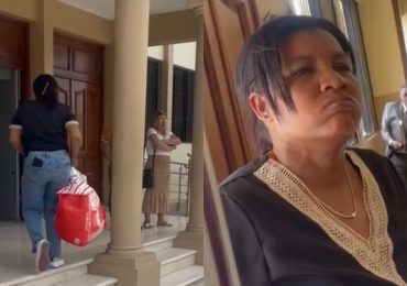 ¿Qué harías en su posición? Madre desesperada lleva osamenta de su hija al Palacio de Justicia