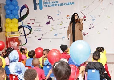 Violinista Aisha Syed lleva música y esperanza a niños del Robert Reid Cabral