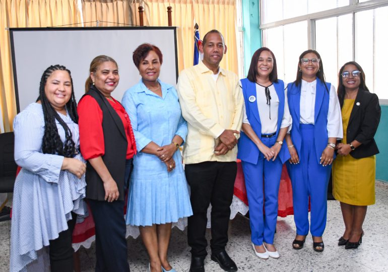 Directora Dominga Sosa juramenta nuevas autoridades distritales de la Regional 10 de Educación