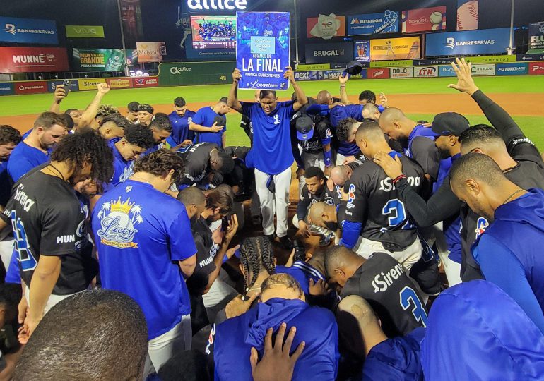 Jugadores del Licey se arrodillan para dar gracias a Dios por avanzar a la Serie Final