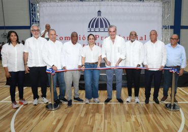 Presidente Abinader inaugura techado del Instituto Unión Panamericana y remozamiento del Club Deportivo Renacer