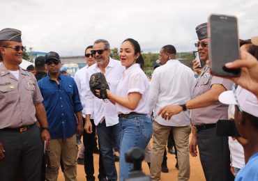 Policía Nacional y DCNB entregan play de béisbol La Zurza