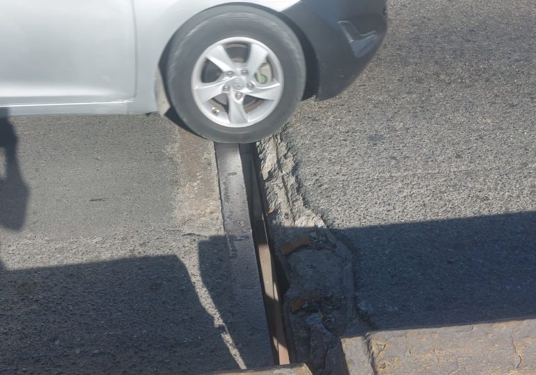 Puente de la 17 con grietas, representa peligro para conductores