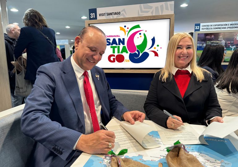 Alcaldía de Santiago y tours operadores firman acuerdo en FITUR para llevar turistas al Carnaval de Santiago