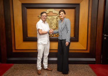 Raquel Peña recibe al presidente Gustavo Petro durante escala en República Dominicana