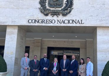 Alexis Victoria coordina recibimiento de delegación de senadores de Massachusetts en el Senado