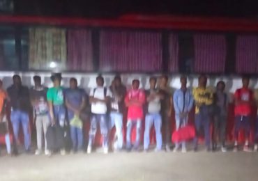 Conductor y cobrador de autobús detenidos con haitianos indocumentados luego de una persecución en San Juan de la Maguana