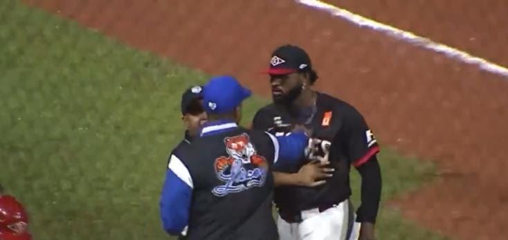 Recogen bate del Licey, amenazó a Caminero con "tirarle a la cabeza" Pujols pide a Lidom intervenir