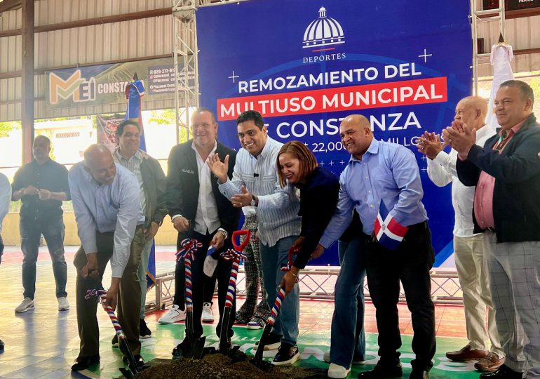 MIDEREC remozará el Multiuso Municipal de Constanza; Ministro Kelvin Cruz encabeza acto del primer palazo