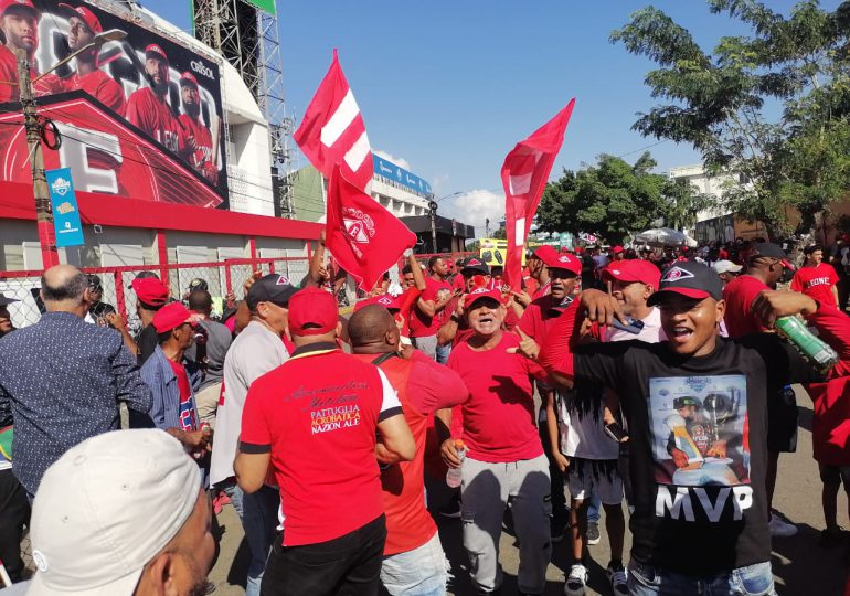 VIDEO: "Mier..a pal Licey", así celebran los fanáticos del Escogido su corona número 17