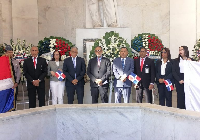 Desarrollo de la Comunidad deposita ofrenda floral con motivo a período de la patria