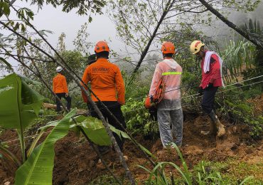 Indonesia busca supervivientes tras avalanchas por lluvias que causan 19 muertos en Java