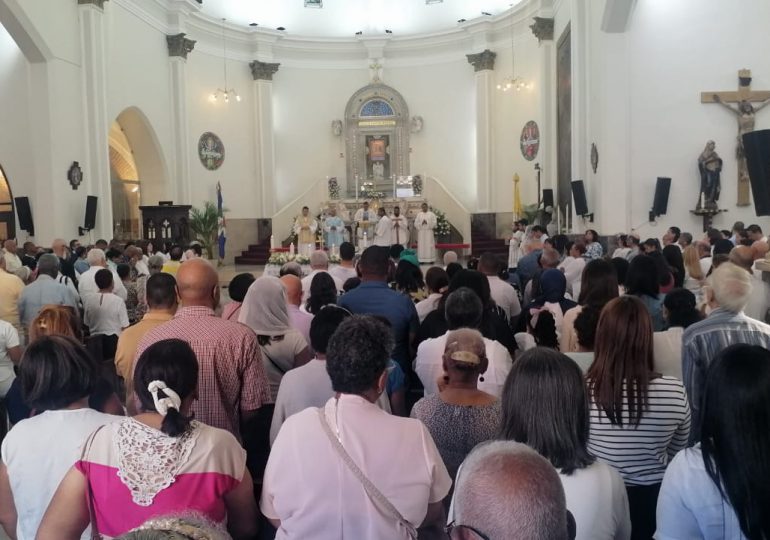 Católicos acuden al santuario en la Zona Colonial a celebrar Día de la Virgen de La Altagracia