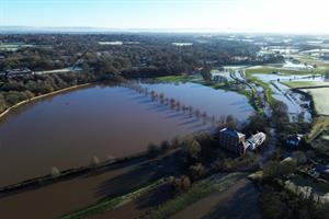 Carreteras inundadas y residentes sin electricidad por lluvias en el norte de Inglaterra