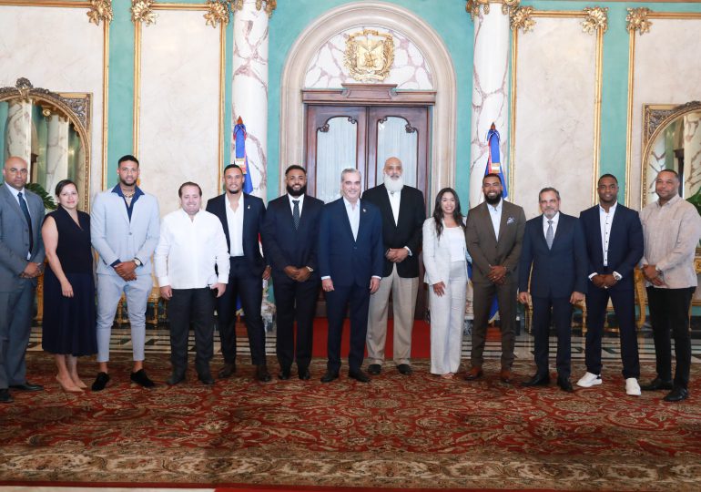 Presidente Abinader recibe a miembros de la Asociación de Peloteros de Grandes Ligas (MLBPA)