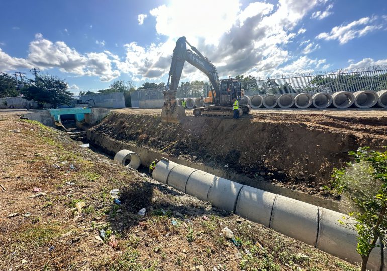 Gobierno inicia colocación de tubo del canal La Vigía en Dajabón