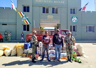 Ejército decomisa contrabando de bebidas y cigarrillos oculto en un camión bajo carga de guineos