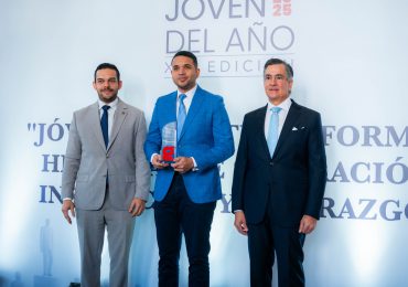 Ministro de la Juventud, Carlos Valdez, es reconocido en la XIII Edición del Premio Joven del Año.