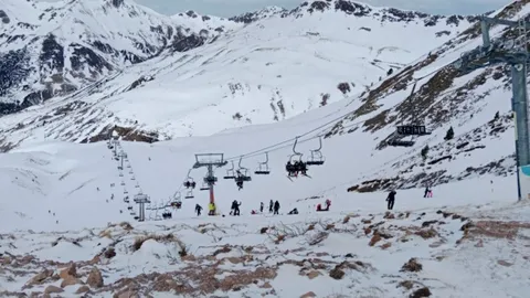 "Múltiples heridos" en accidente de telesilla en estación de esquí en España