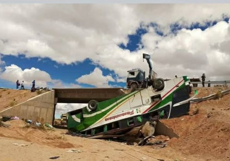 19 fallecidos y 8 heridos tras el vuelco de un bus en una carretera en el sur de Bolivia