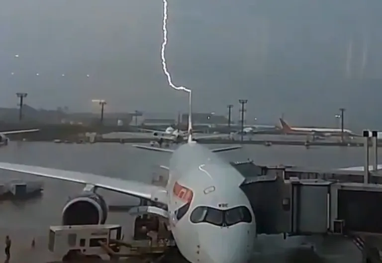 Momento exacto en el que un rayo impacta a un avión en Brasil