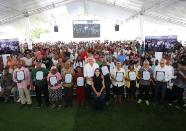 Presidente Abinader entrega 708 títulos de propiedad en Batey Palavé que beneficiarán a 2,832 personas; mandatario estuvo acompañado de primera dama Raquel Arbaje