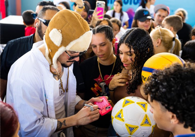 Bad Bunny entrega piezas musicales, deportivas y de arte para que niños logren sus sueños