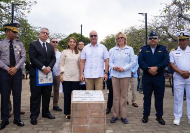 Igor Rodríguez Durán repone tarja en parque de Puerto Plata que fue robada por antisociales